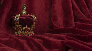 CrownFitForAQueenOrKing 4 Top TSX Dividend Aristocrats to Buy and Hold Forever