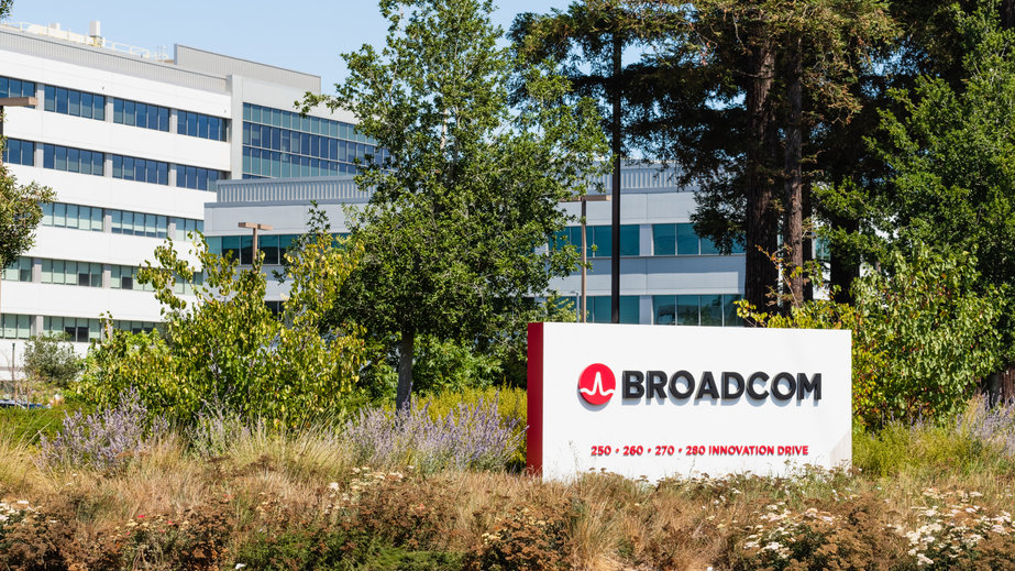 broadcom inc Is it time to invest in Broadcom as shares jump 6% in after-hours trading on solid Q4 results?