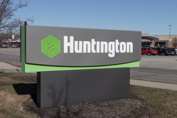179199877 s Huntington Bancshares slid 10% on Friday: how come?
