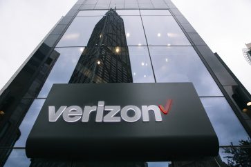 1x 1 Should I invest in Verizon Communications after Q4 results?