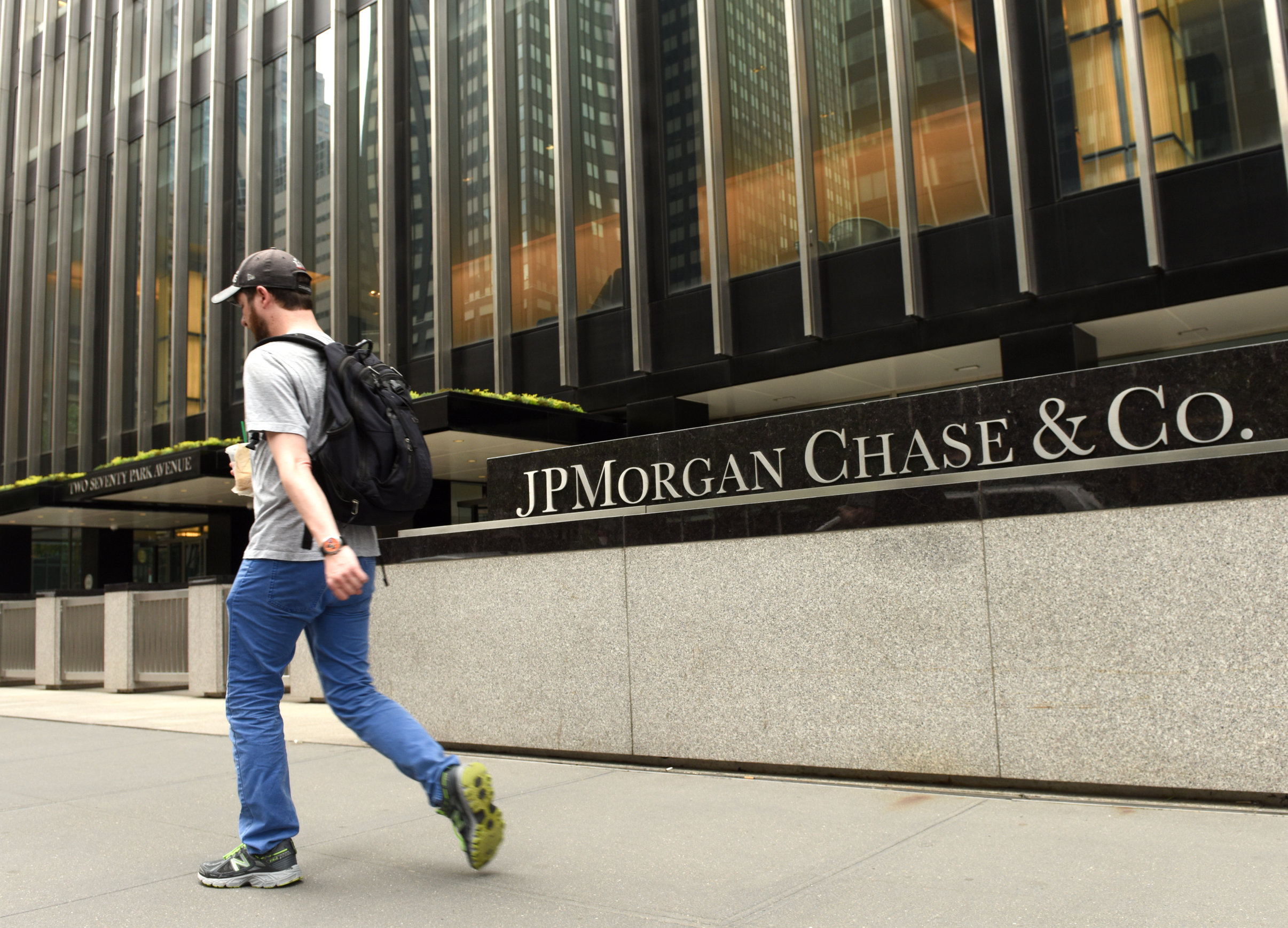 136695694 m JPMorgan: Investors Risk “Getting Whipsawed” If They Sell Stocks Now