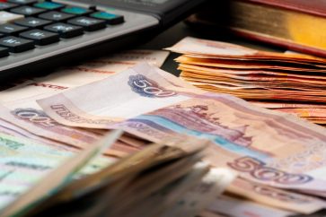 162842996 s Ruble dips Following additional sanctions on Russia