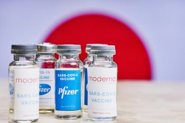 moderna pfizer Is Moderna a better buy compared to Pfizer?