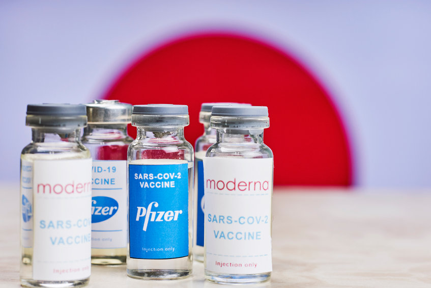 moderna pfizer Is Moderna a better buy compared to Pfizer?