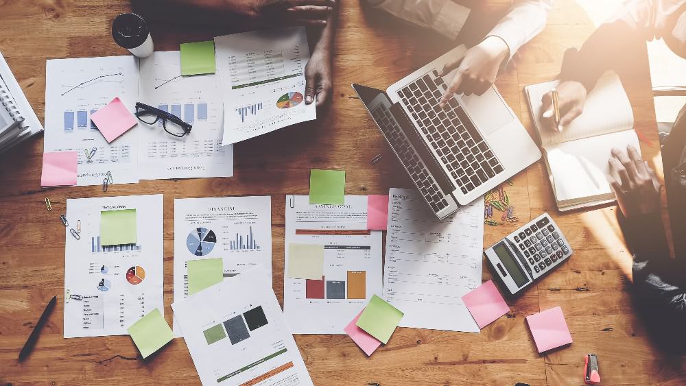 stock researching 2 Cheap TSX Dividend Stocks to Buy in the Market Correction