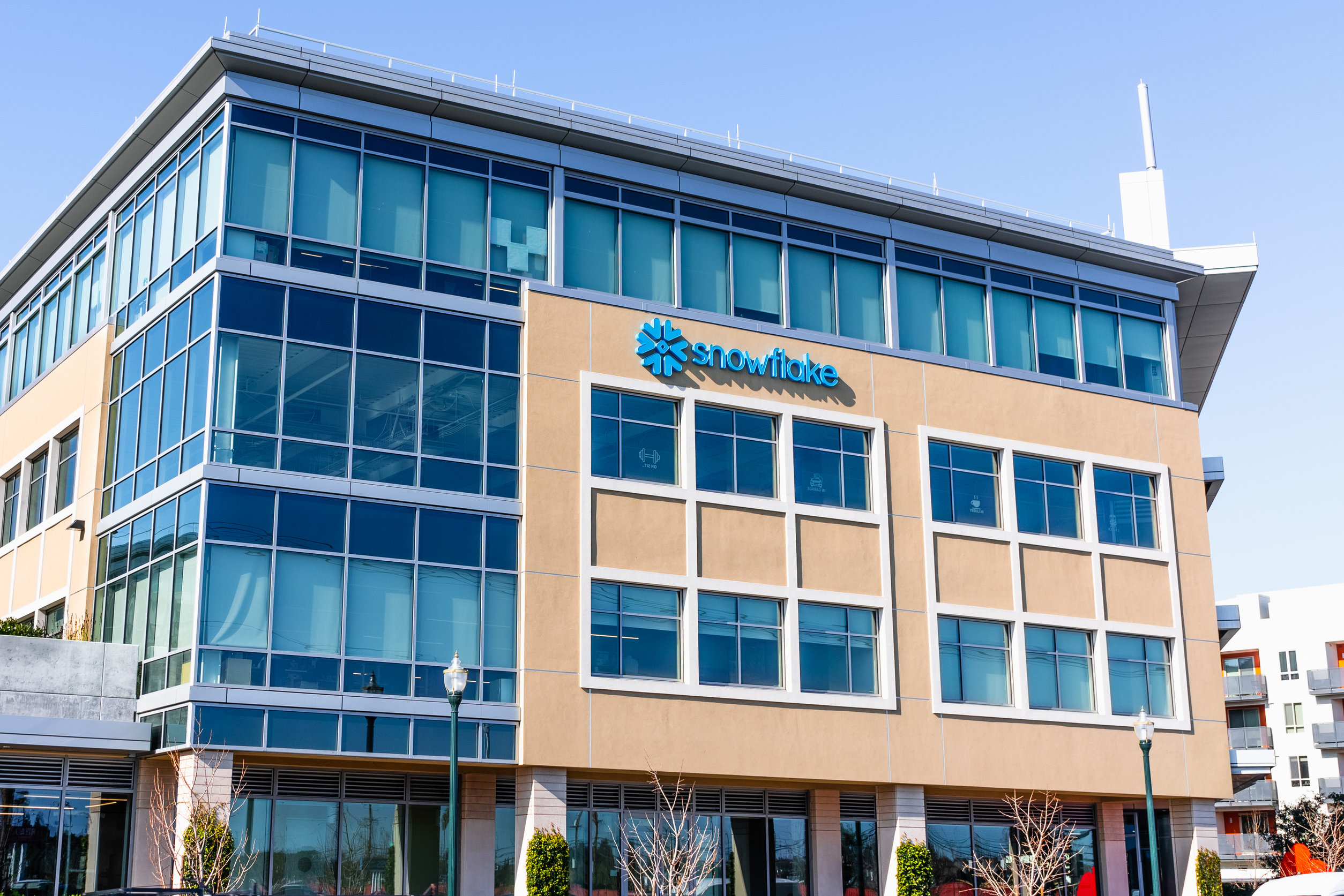 140920169 m Snowflake stock slides 15% on Q1 earnings report