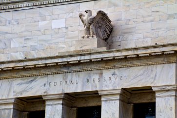 34081539 m 3 bests stocks to buy in a high interest rate environment