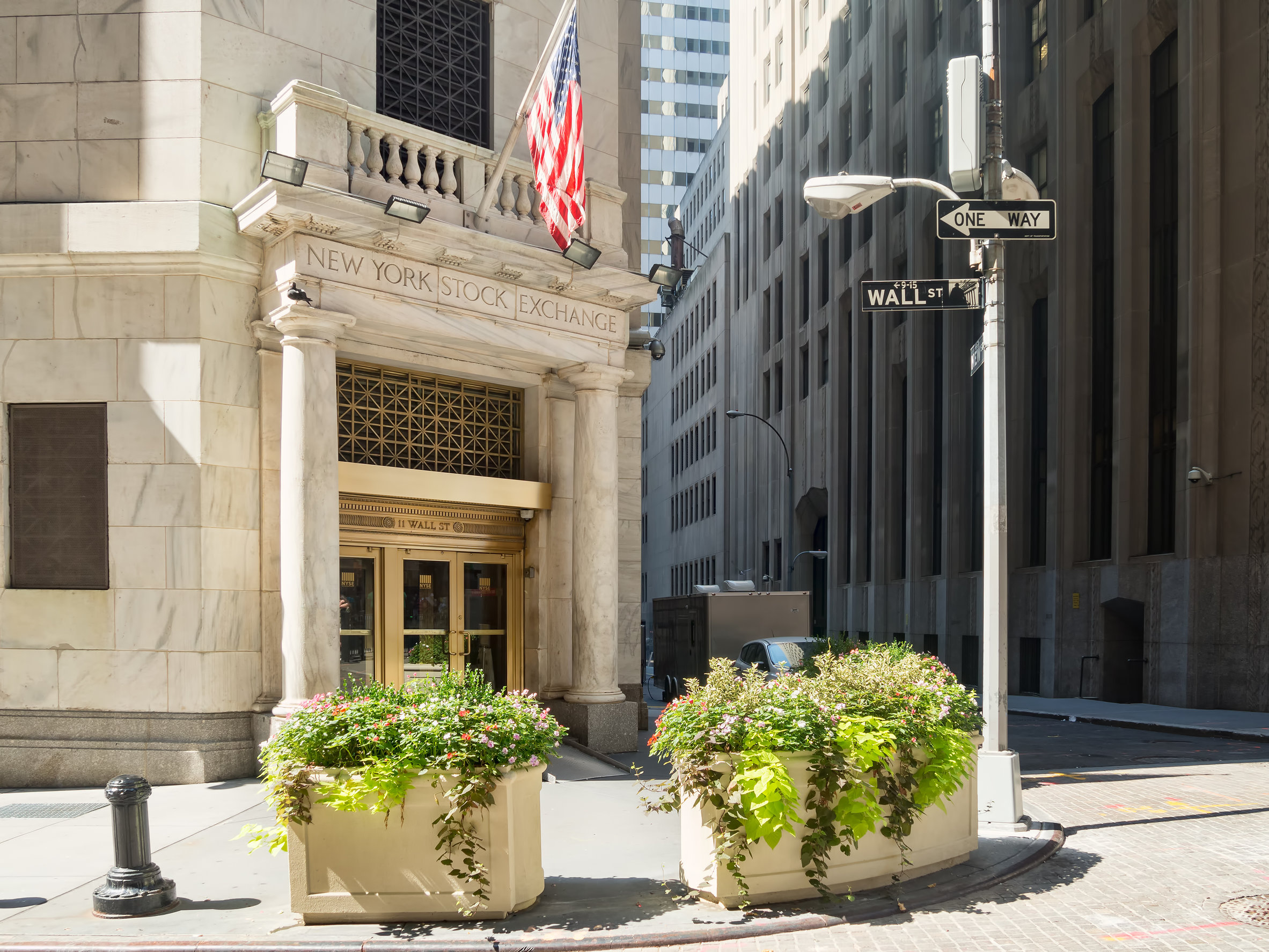 46770201 m US stocks look to bounce after early sell-off pressure