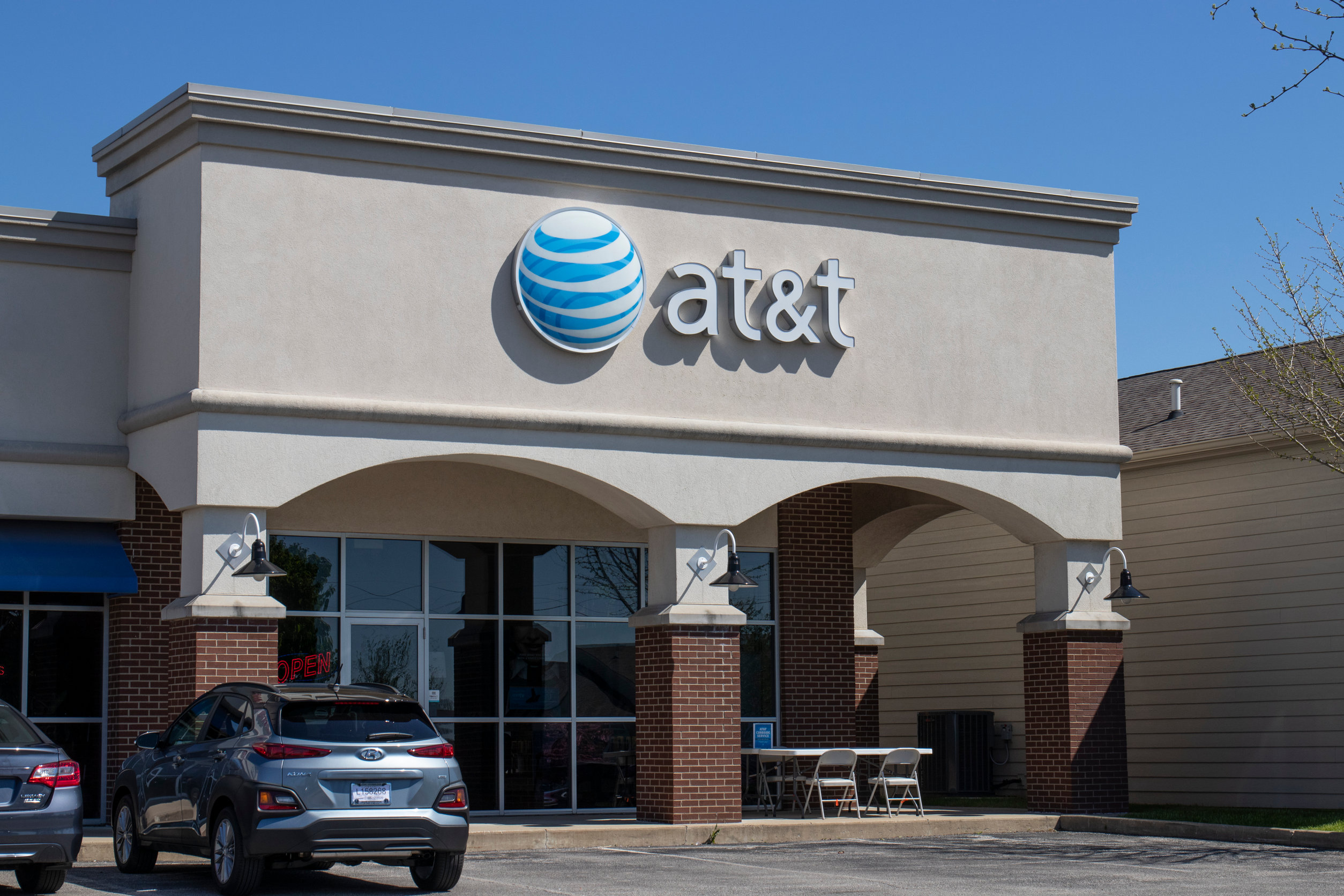 146066814 m Captrust: buy AT&T ‘during a volatile period like this’