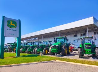 154179849 m Deere down 15% despite strong results: ‘I like it for long-term’