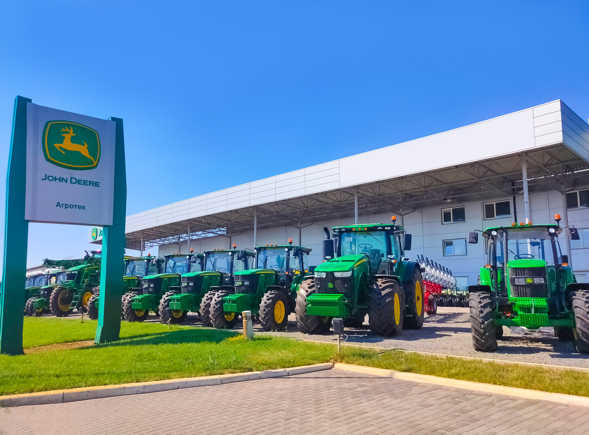 154179849 m Deere down 15% despite strong results: ‘I like it for long-term’